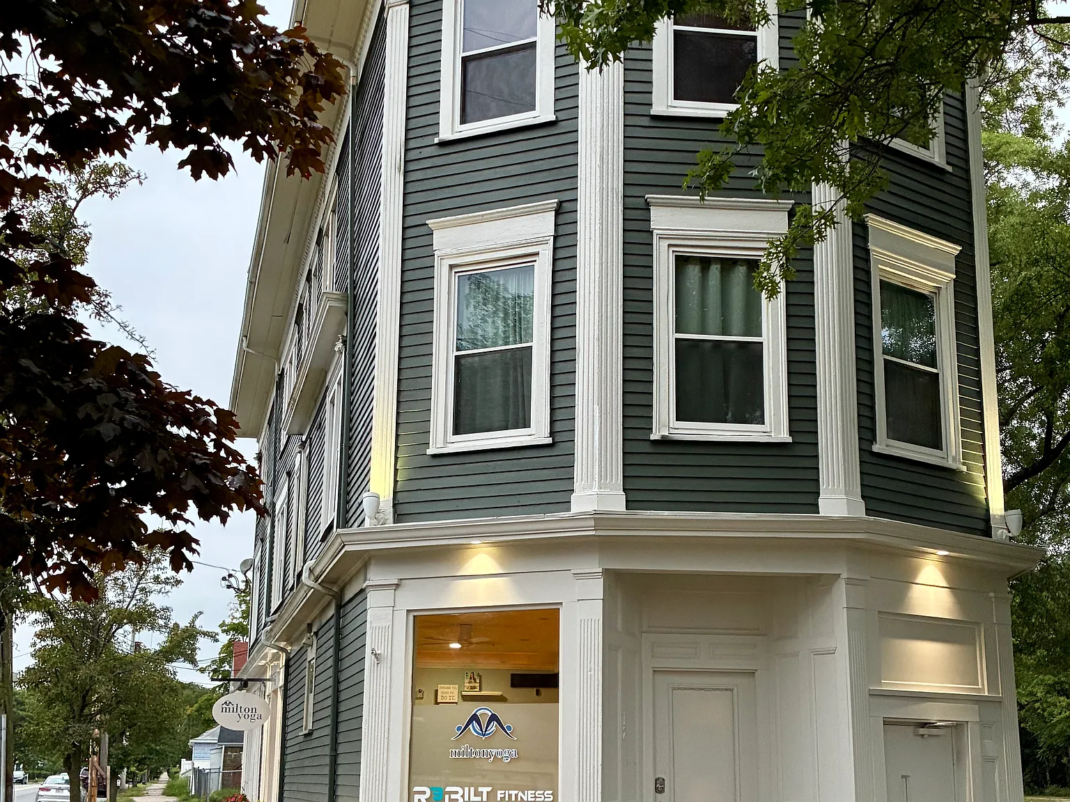 3 bed, 1100 sqft, $3,350 — Photo 1