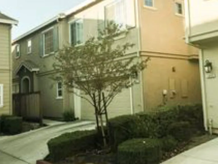 1044 Gridley Dr — Photo 2