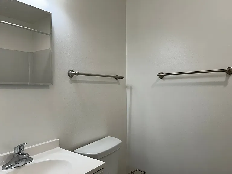 Parkside Manor Apartments — Photo 12