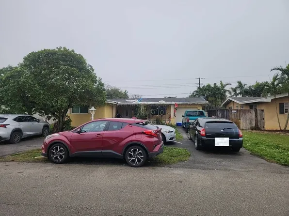 8520 NW 10th St, Pembroke Pines, FL 33024
