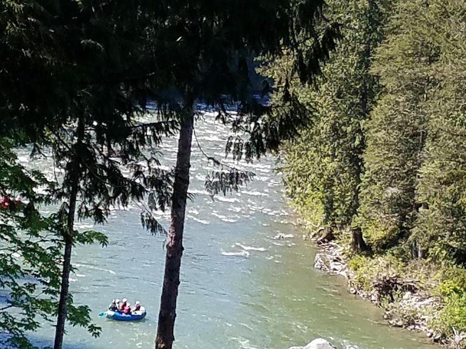 located in the heart of activity. Hiking, Golfing, Kayaking, close to Snow Sking, etc.