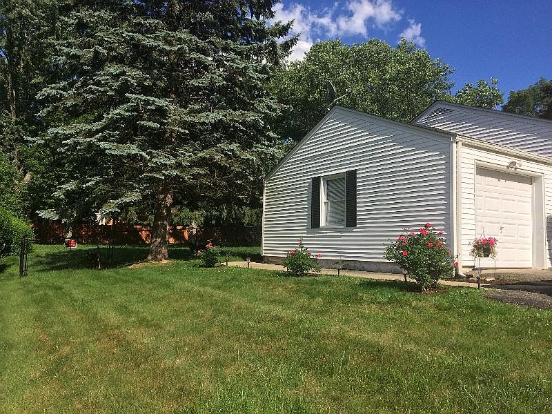 2nd image of 6 Clover Ln