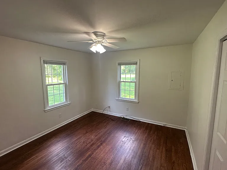 2426 Runway Ave — Photo 4