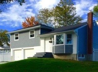 6 Hedgerow Ln, Commack, NY 11725