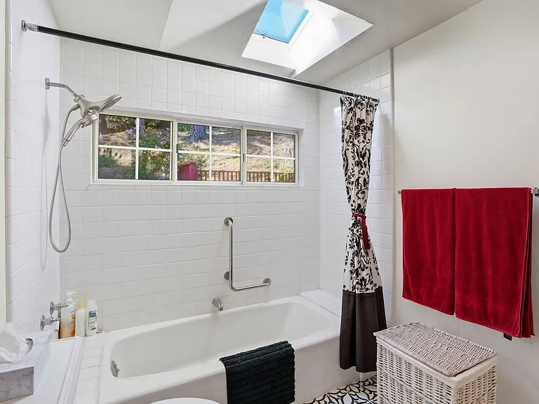 241 Soledad Dr — Photo 36