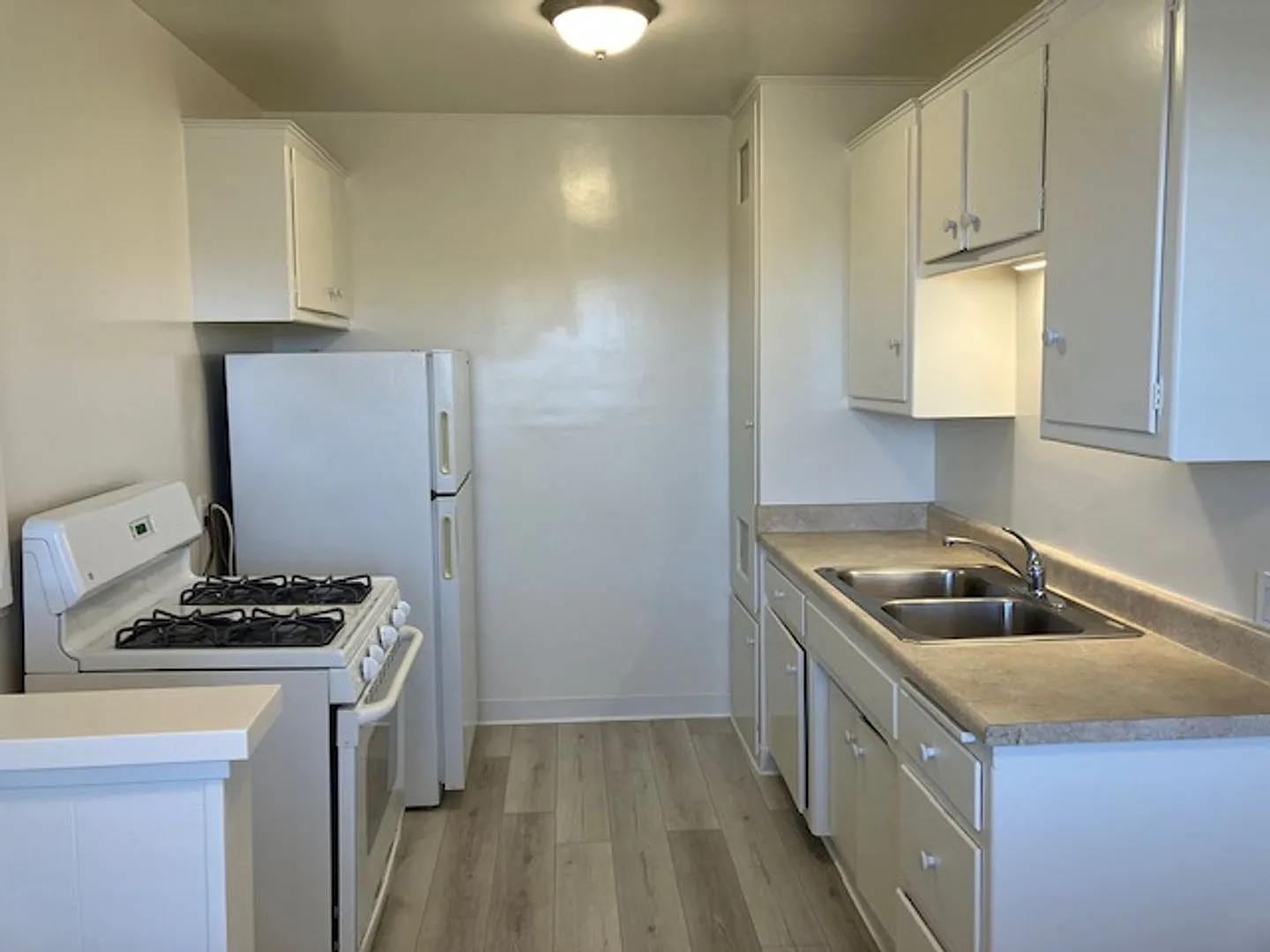 1035 Cliff Drive — Photo 3