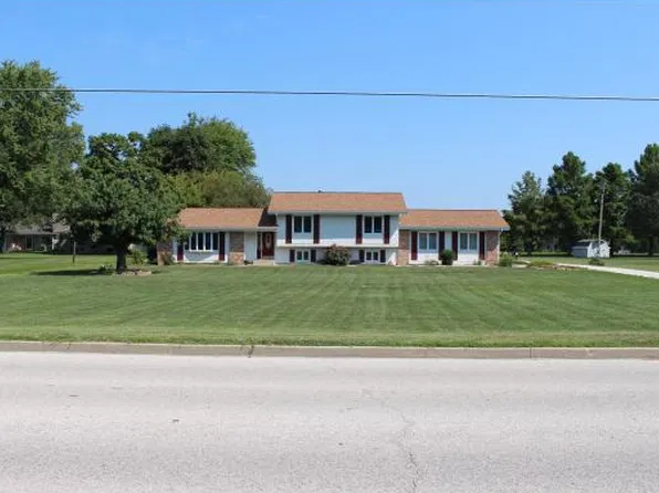 2104 E Hall St, Olney, IL 62450