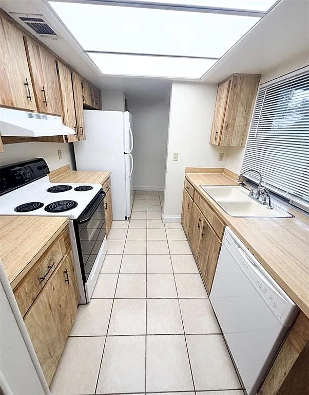 3 bed, 2.0 bath, 1424 sqft, $2,200 — Photo 3
