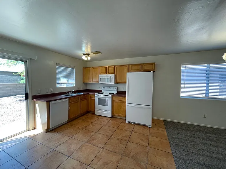 114 E Medina Rd — Photo 5