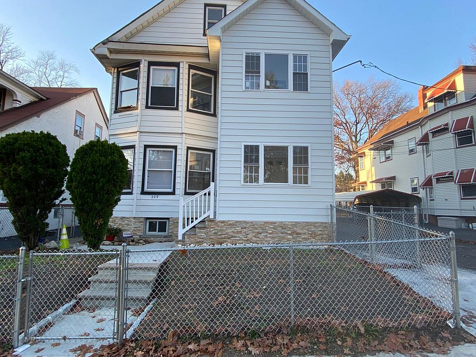 Front of the house - Driveway for parking