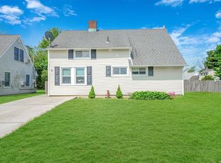 2 Blackbird Ln, Levittown, NY 11756