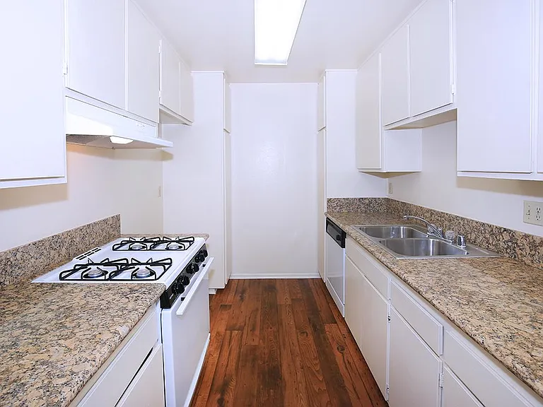 Emerald West Apartments — Photo 12