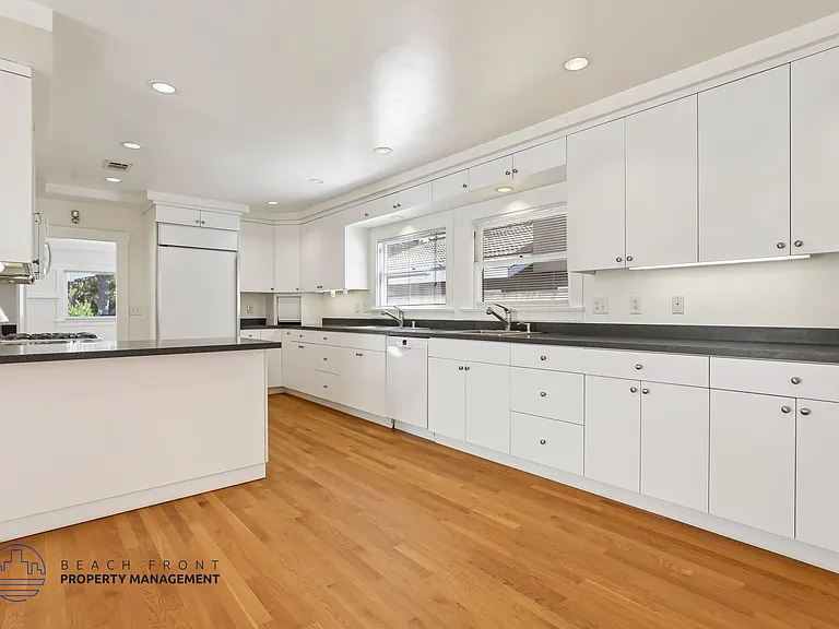 2810 E 2nd St — Photo 16