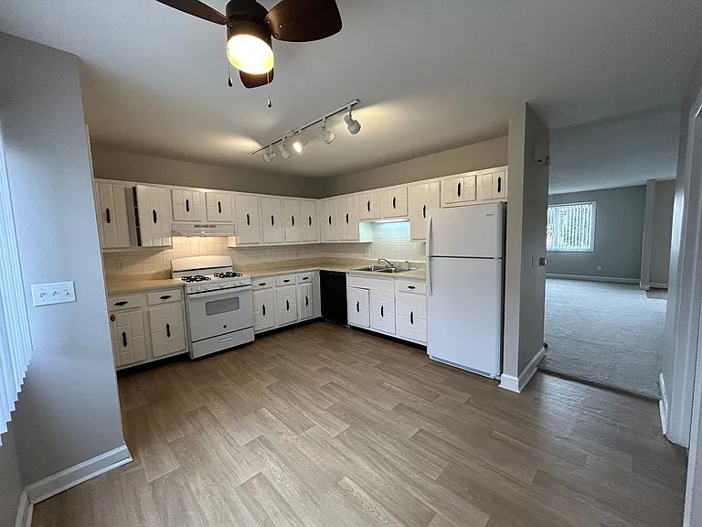 Candlelite Apartments — Photo 96
