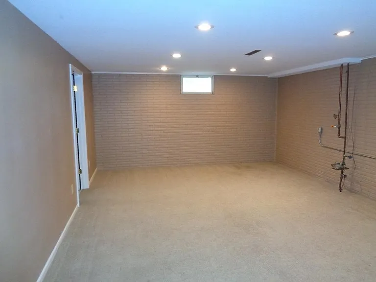 2400 E Wheeler Rd — Photo 12