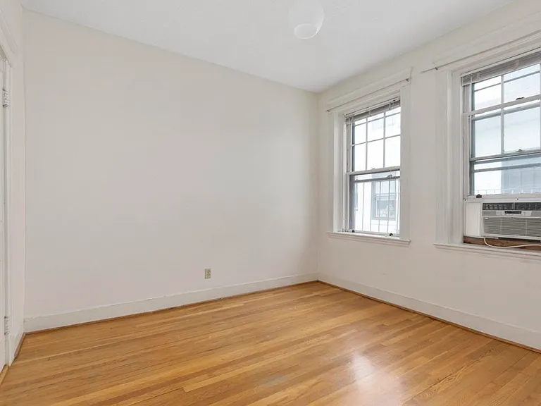 153 Strathmore Rd #5 — Photo 3