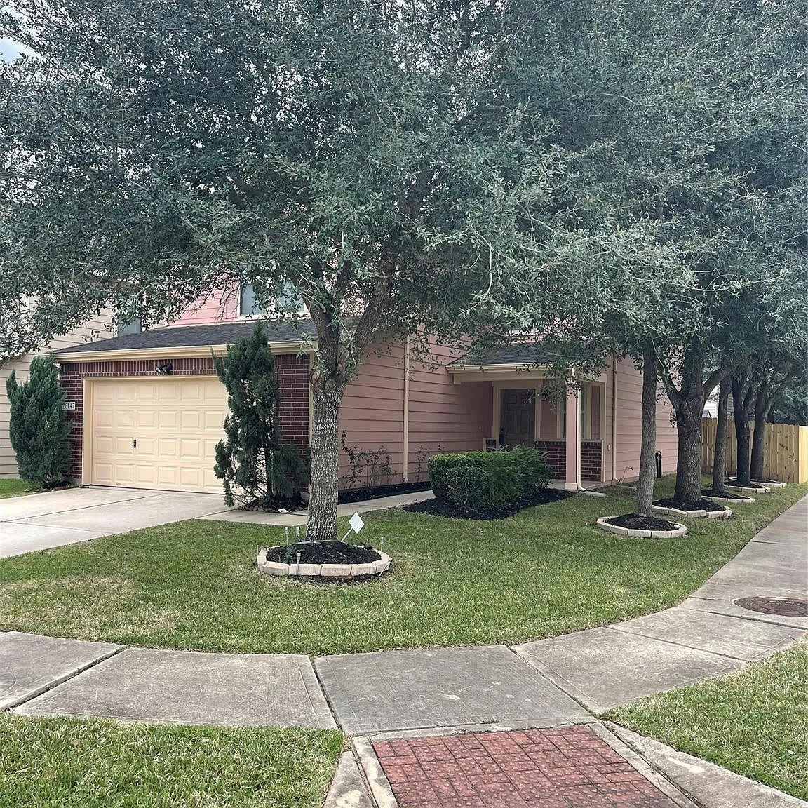 3 bed, 2.5 bath, 2281 sqft, $2,400 — Photo 3