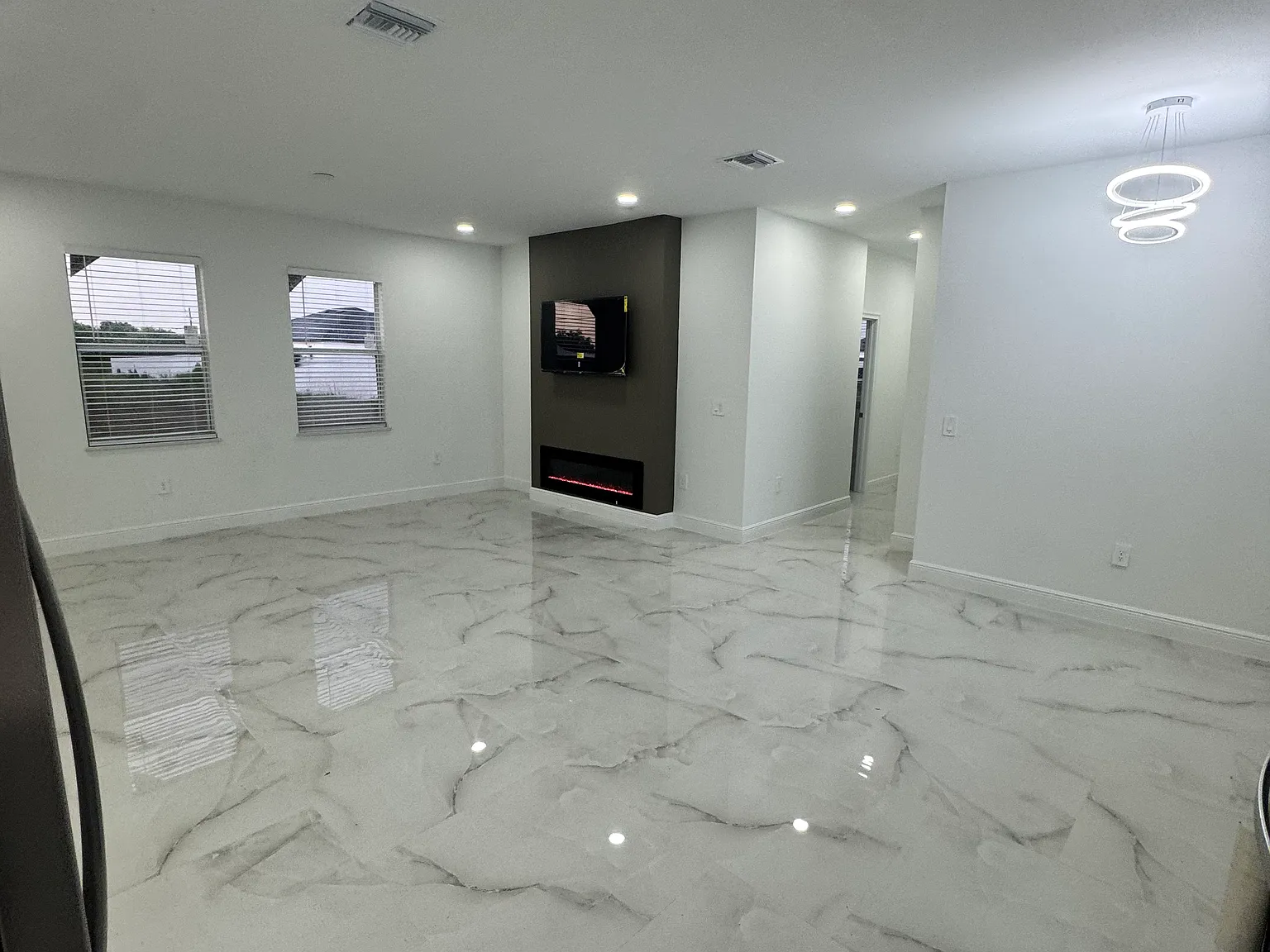 4 bed, $1,800 — Photo 2