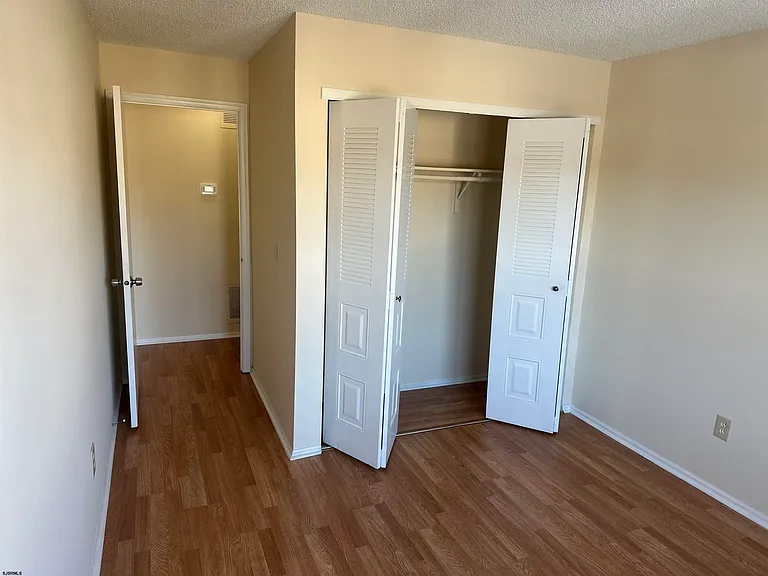 203 Colonial Ct — Photo 10