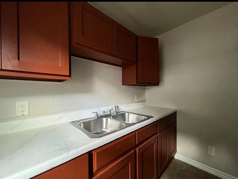 3 bed, 2251 sqft, $1,575 — Photo 4