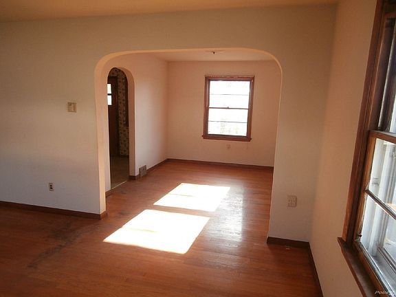 3rd image of 4108 Essex Ave