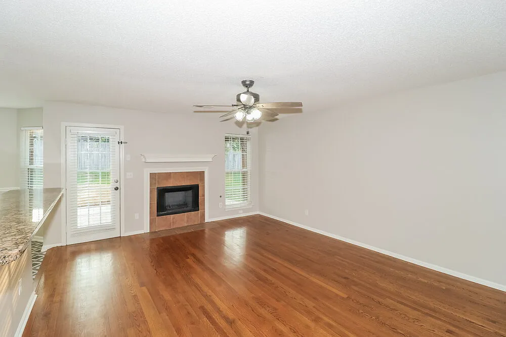 3 bed, 2.0 bath, 1924 sqft, $2,510 — Photo 4