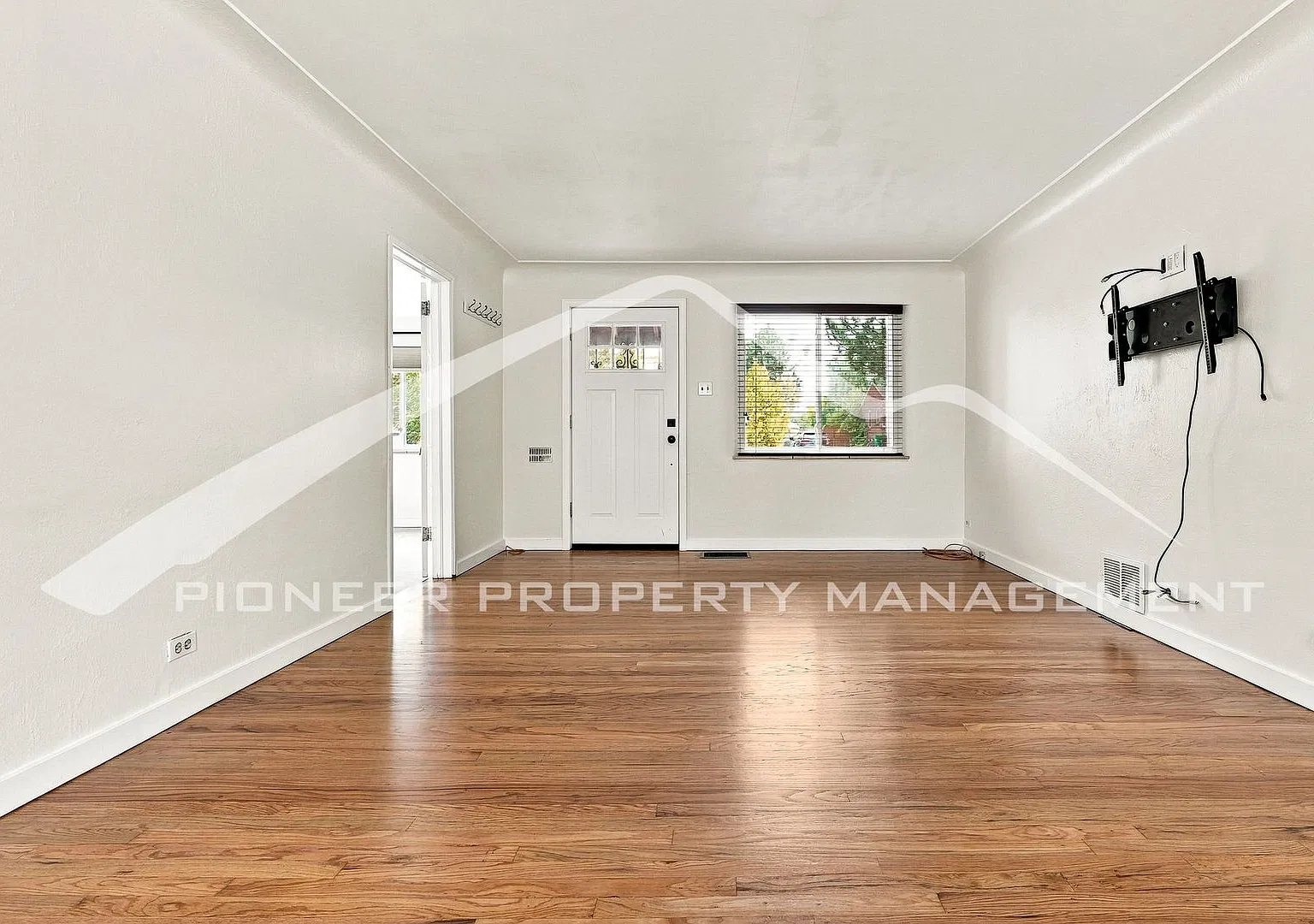 Gorgeous Home with Washer/Dryer and Central AC — Photo 2