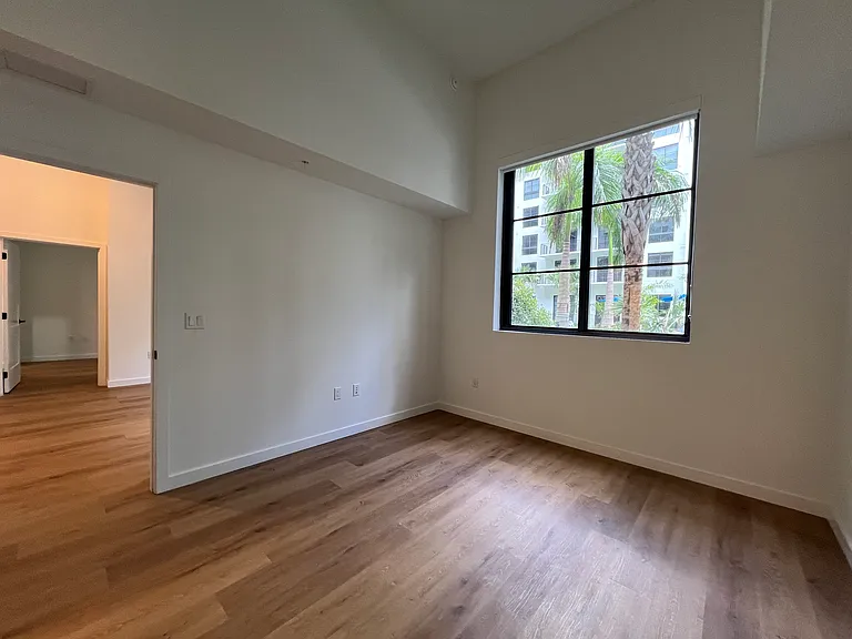 1652 NE 124th St #201 — Photo 10
