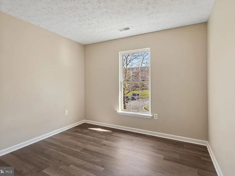 8322 Lyndhurst St — Photo 35