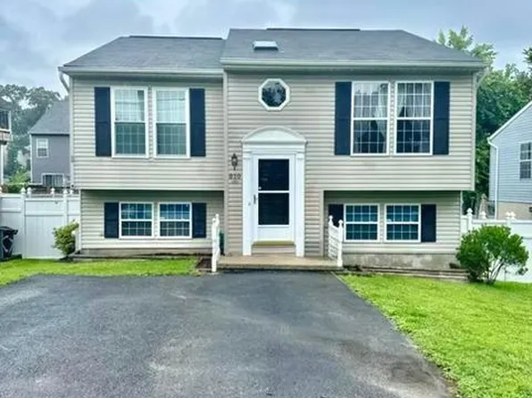 810 205th St, Pasadena, MD 21122