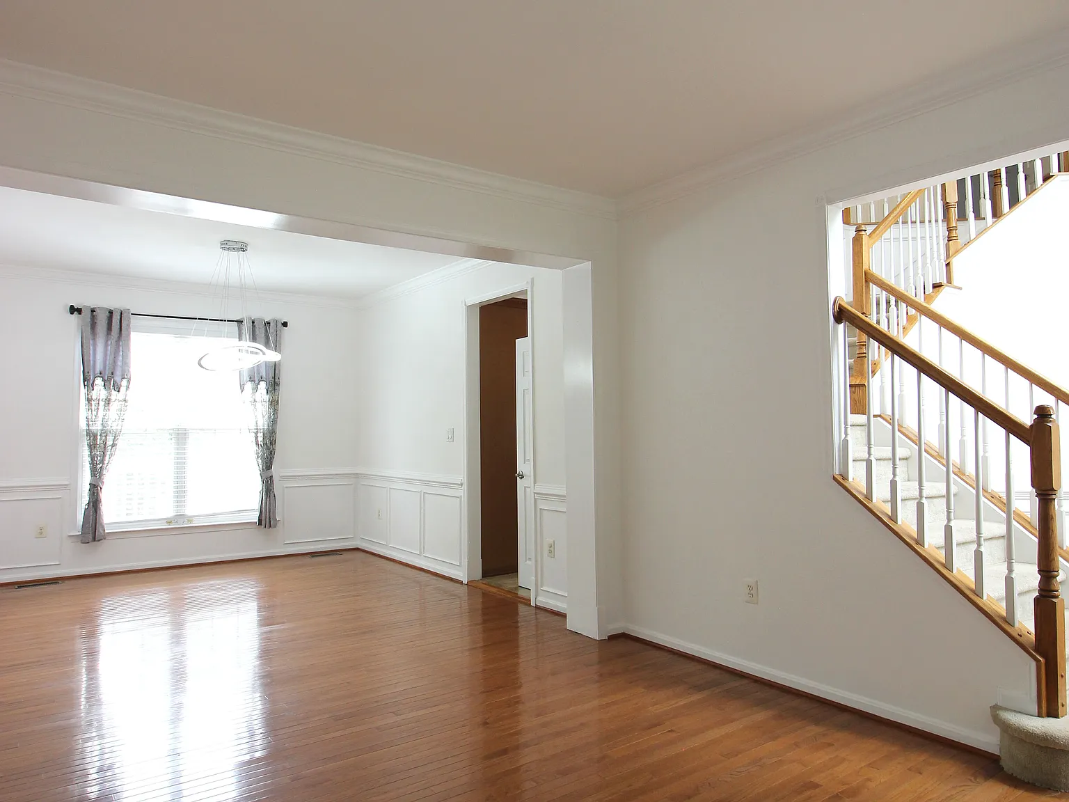 5 bed, 3.5 bath, 2734 sqft, $4,500 — Photo 2