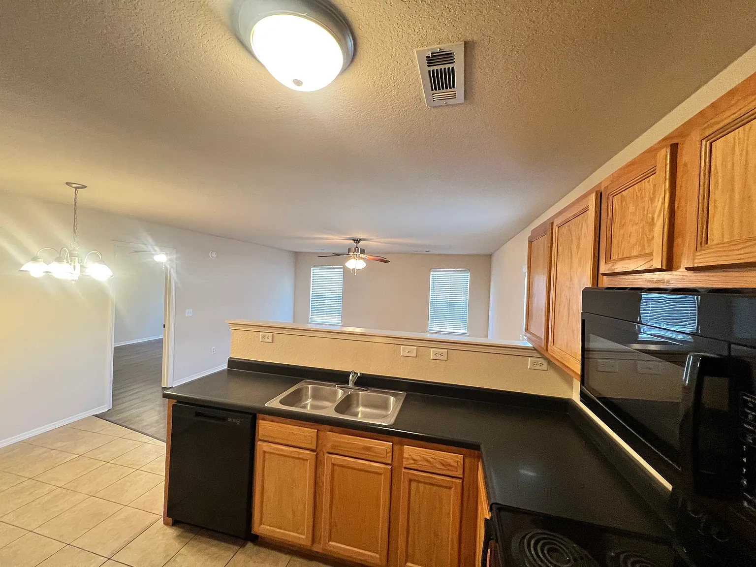 3 bed, 1140 sqft, $1,550 — Photo 4