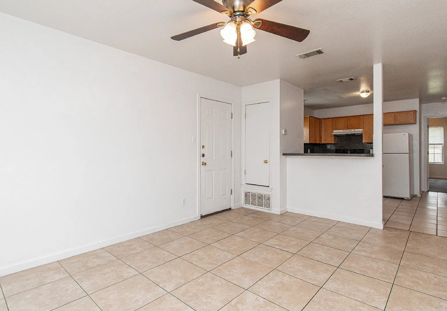 3 bed, 2.0 bath, 1115 sqft, $775 — Photo 2
