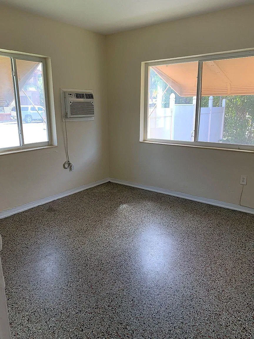 900 SW 3rd St — Photo 3
