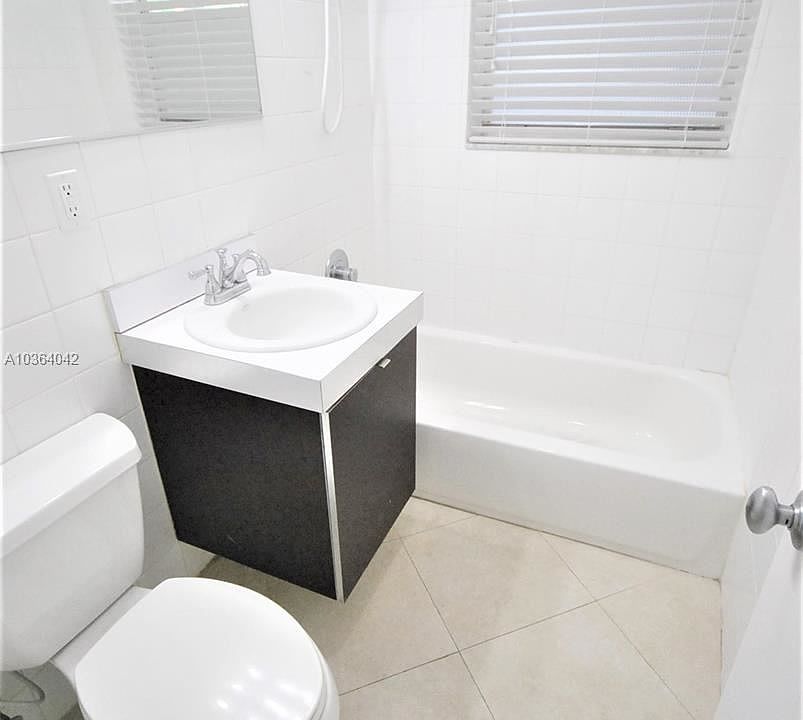 1st image of 925 Bay Dr APT 4