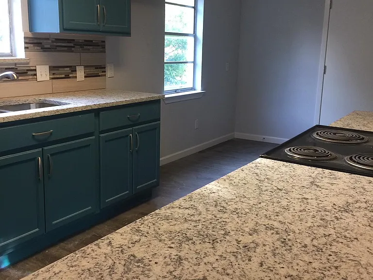 1527 Hillside Dr — Photo 6