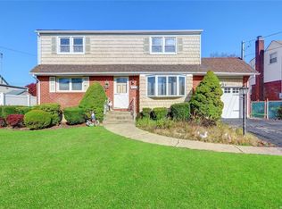 219 N Rutherford Ave, Massapequa, NY 11758