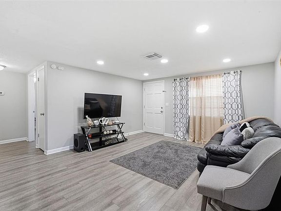 4th image of 9825 Lakeside Ln