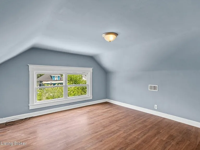 2220 W Oak St — Photo 15