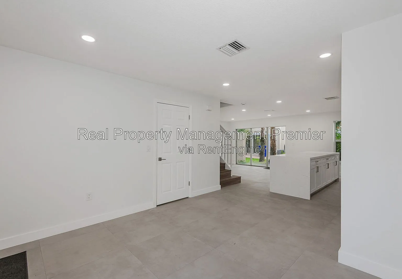 3 bed, 3.0 bath, 1368 sqft, $3,400 — Photo 4