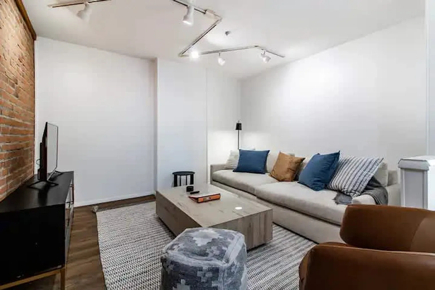 1 bed, 1.0 bath, 893 sqft, $2,624 — Photo 3