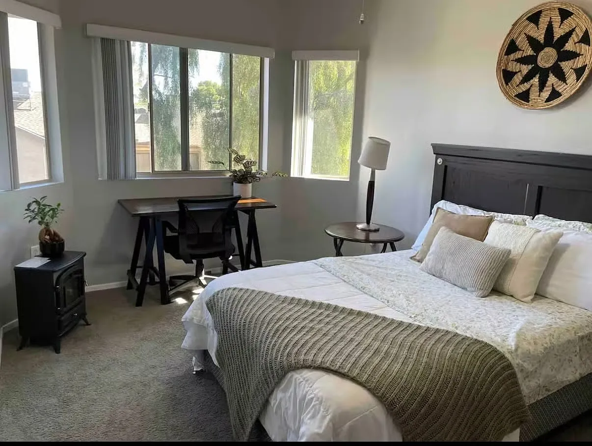 3 bed, 1296 sqft, $2,500 — Photo 2