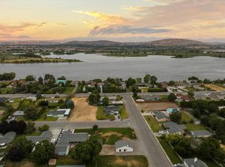 10033 Locust Ln, Pasco, WA 99301