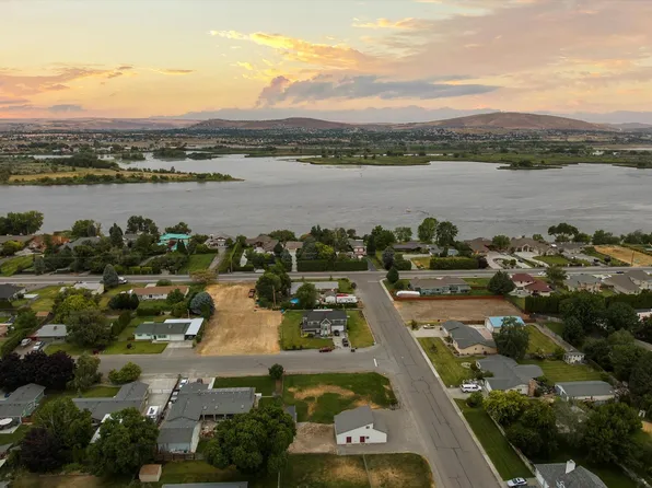 10033 Locust Ln, Pasco, WA 99301