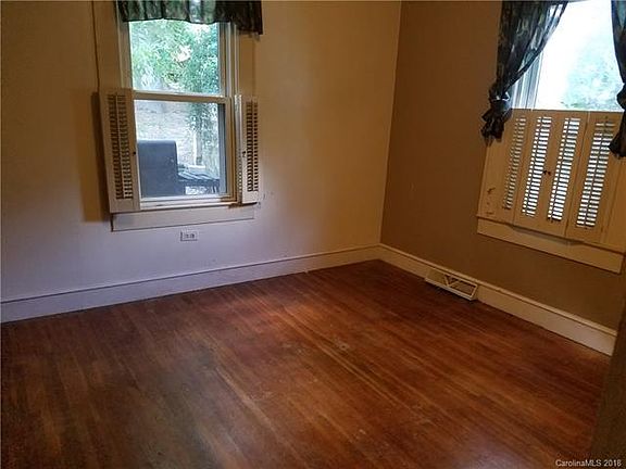 4th image of 1459 White Oak Ave