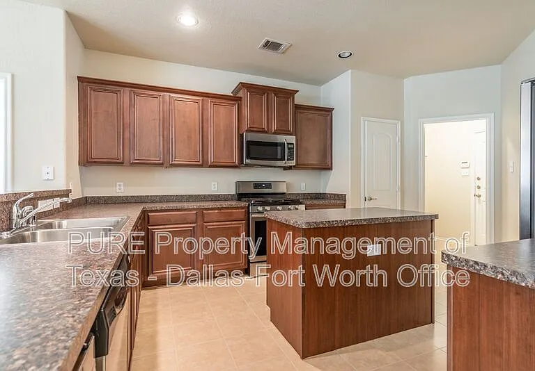 1012 Lake Hollow Dr — Photo 24