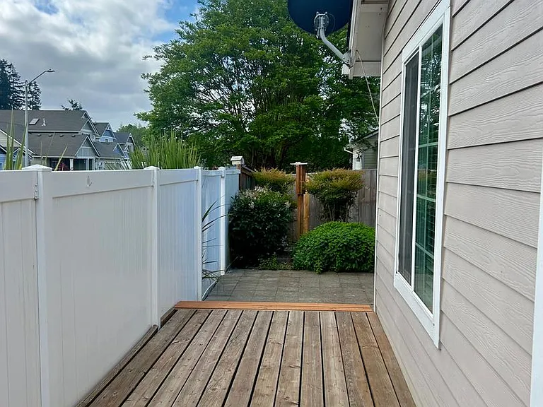 938-940 Boardwalk Ave NE — Photo 27