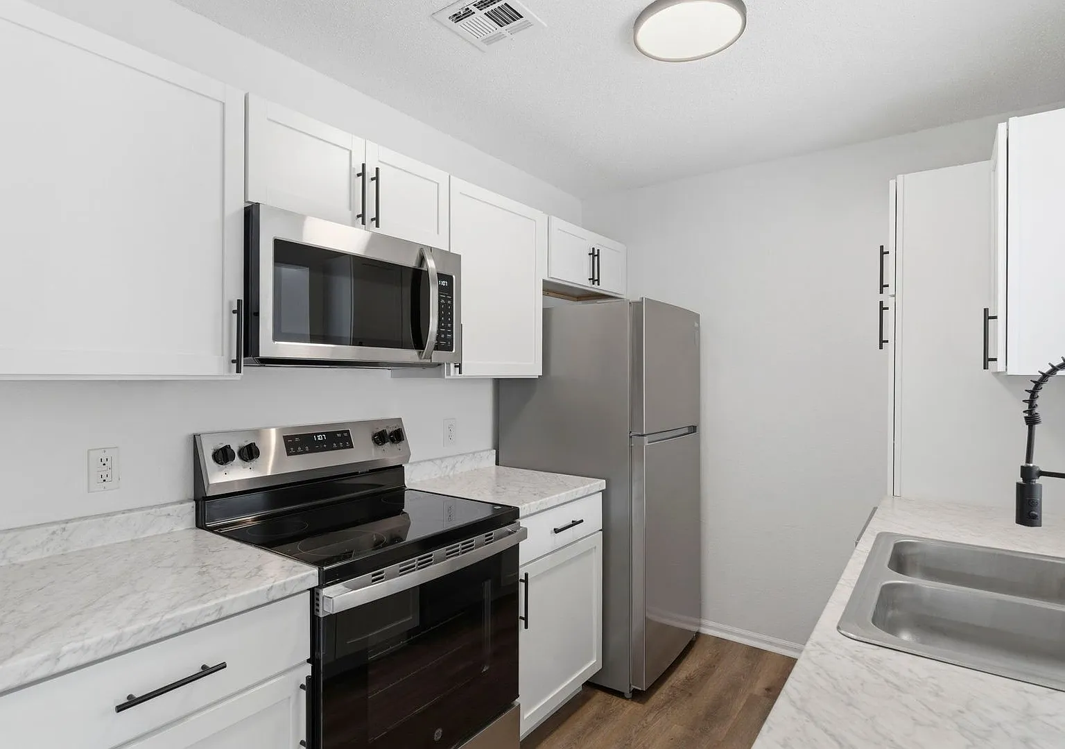 Pickwick Place — Photo 2