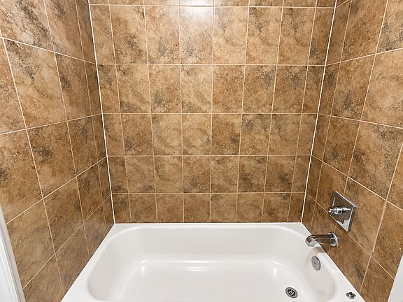 5th image of 526 Grove St Floor 2