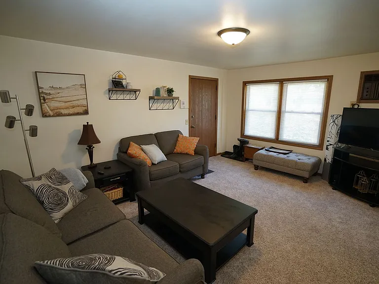 708 Bewick Dr — Photo 2